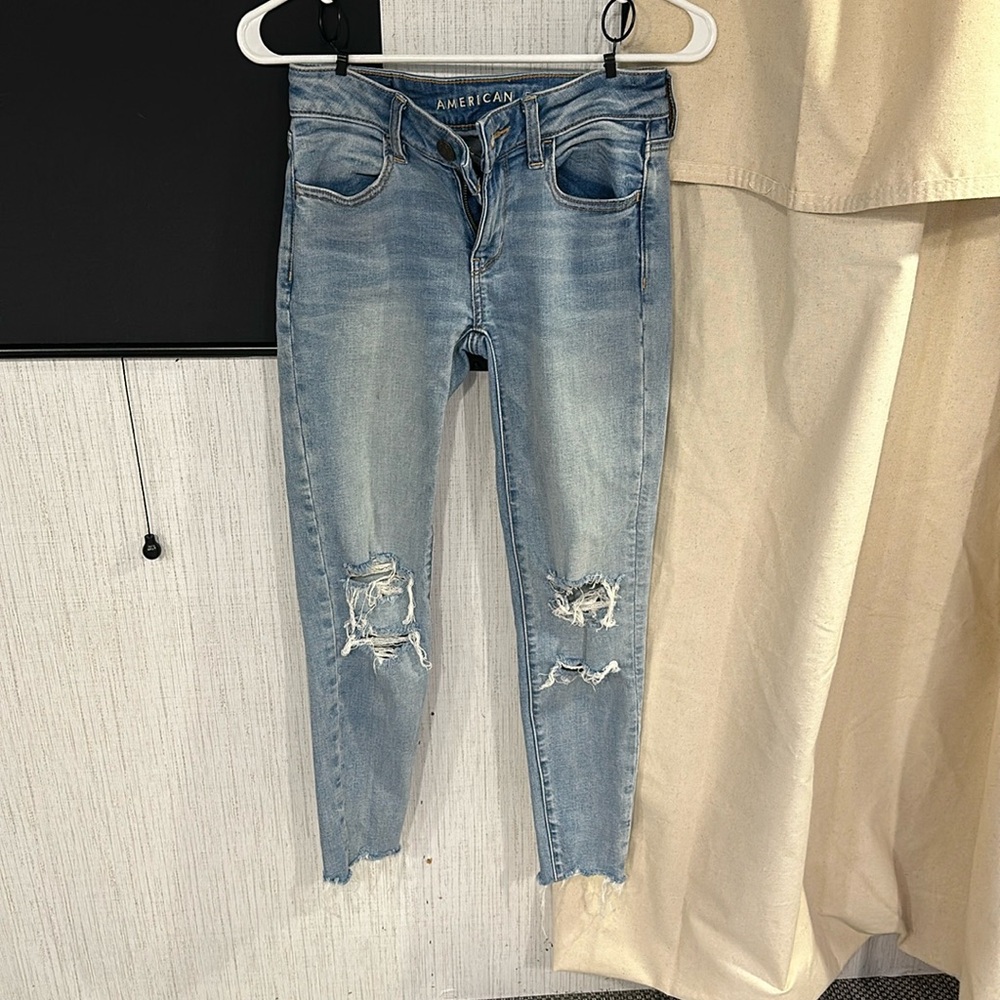 Gently used American Eagle Distressed light washed jeggings size 0 short